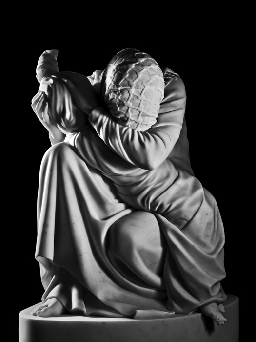 Pietà — scultura in marmo di Filippo Tincolini. Ph. Laura Veschi